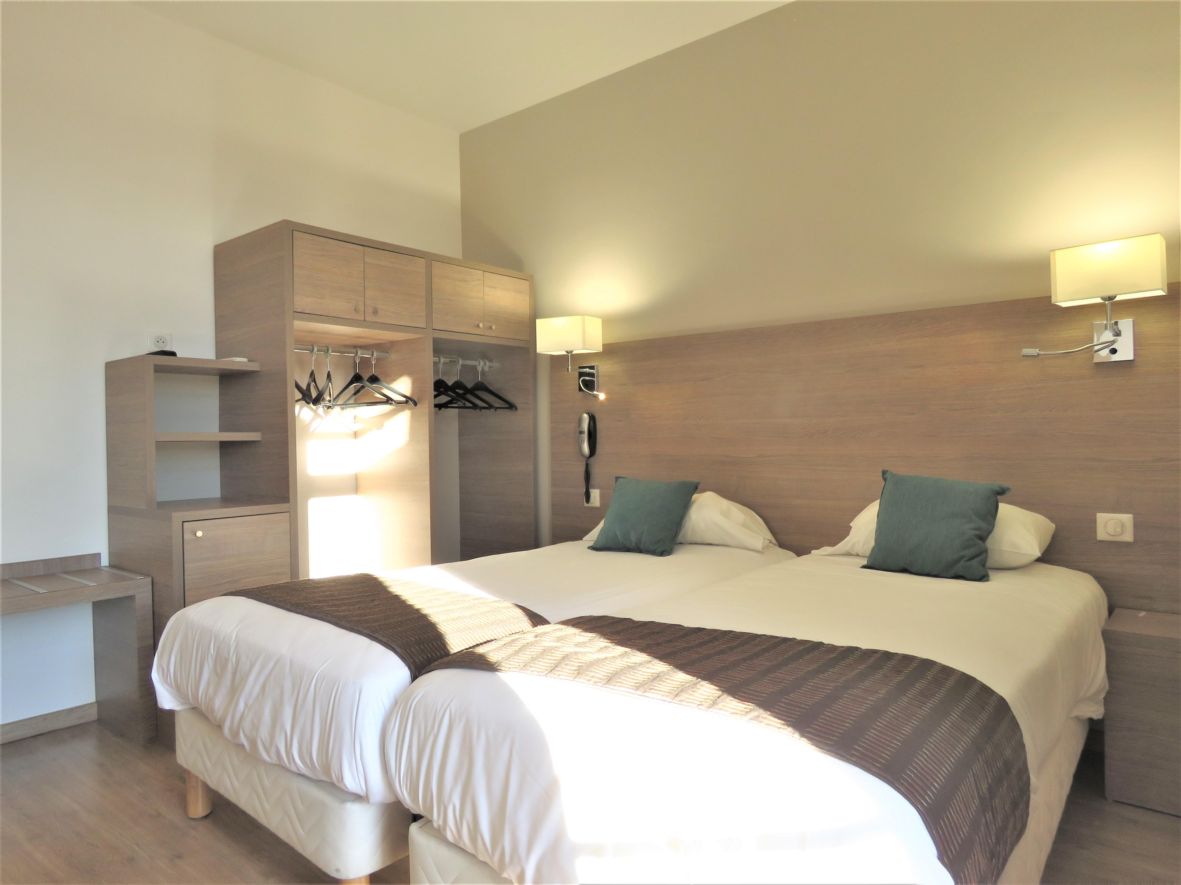 סן-ז'יל Logis Hotel Restaurant Le Cours מראה חיצוני תמונה